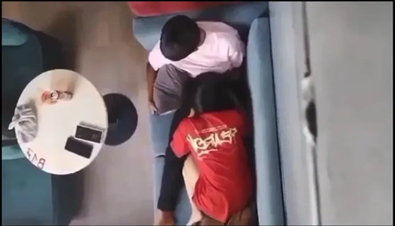 Quay lén cô bạn gái bú bú cho bồ nơi công cộng