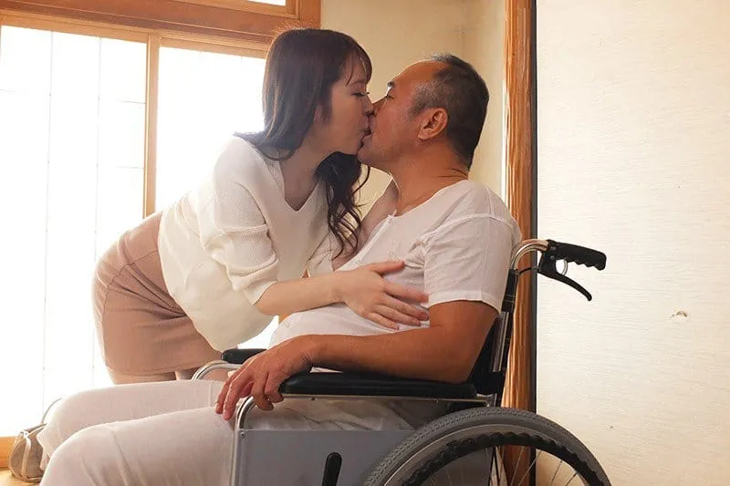 Vợ sắp cưới của con trai hiếu thảo chăm sóc bố gã chồng tàn tật