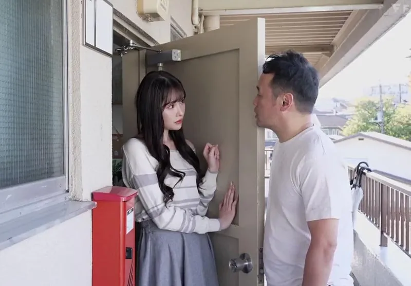 Người đẹp arina bị gã biến thái cạnh bên bắt cóc làm hầu gái khi anh xã đã đi làm