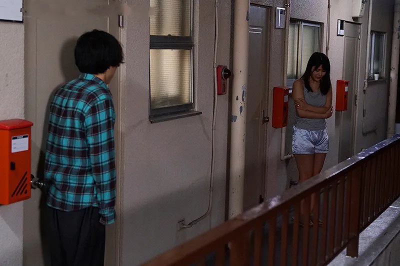 Bí mật vụng trộm với cô hàng xóm cãi nhau bị ông xã đuổi ra cửa