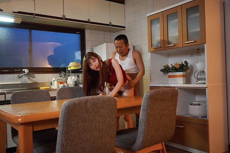 Trân châu bị gã chồng mới của mẹ phang mỗi ngày, cho dù đã có người yêu