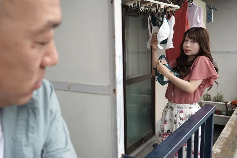 Gã hàng xóm chuyên soi mói và cặp bà xã chồng thường xuyên rên la quá to